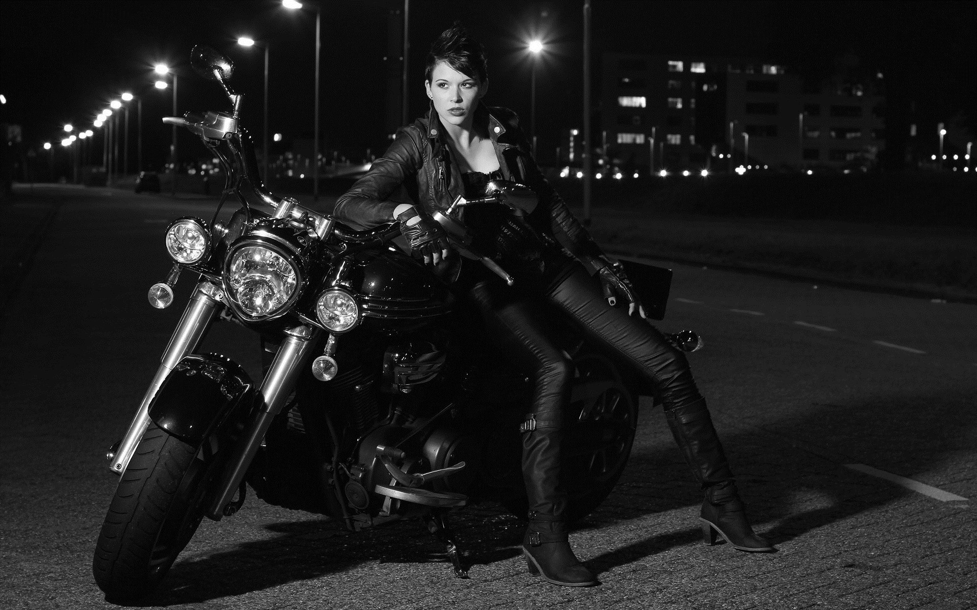 Photo Beautiful girls and motorcycles in Yamoussoukro