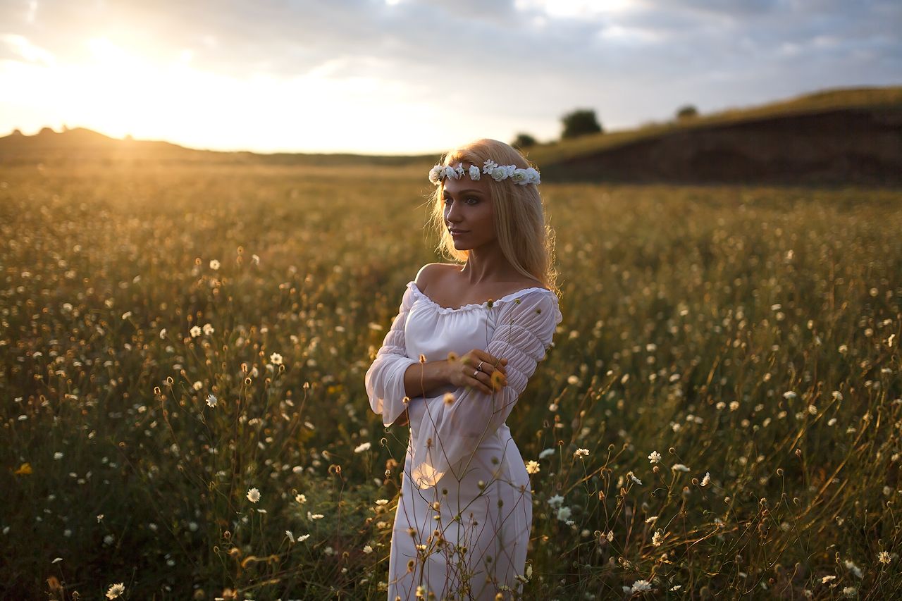 Girls in Slavic costumes in Yamoussoukro